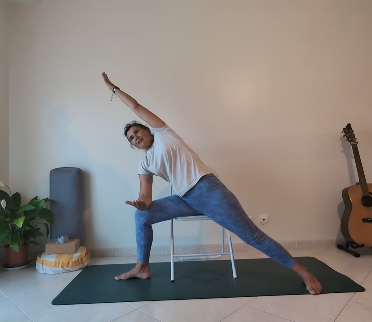 Professora Miguela a demonstrar uma postura de Yoga com apoio da cadeira