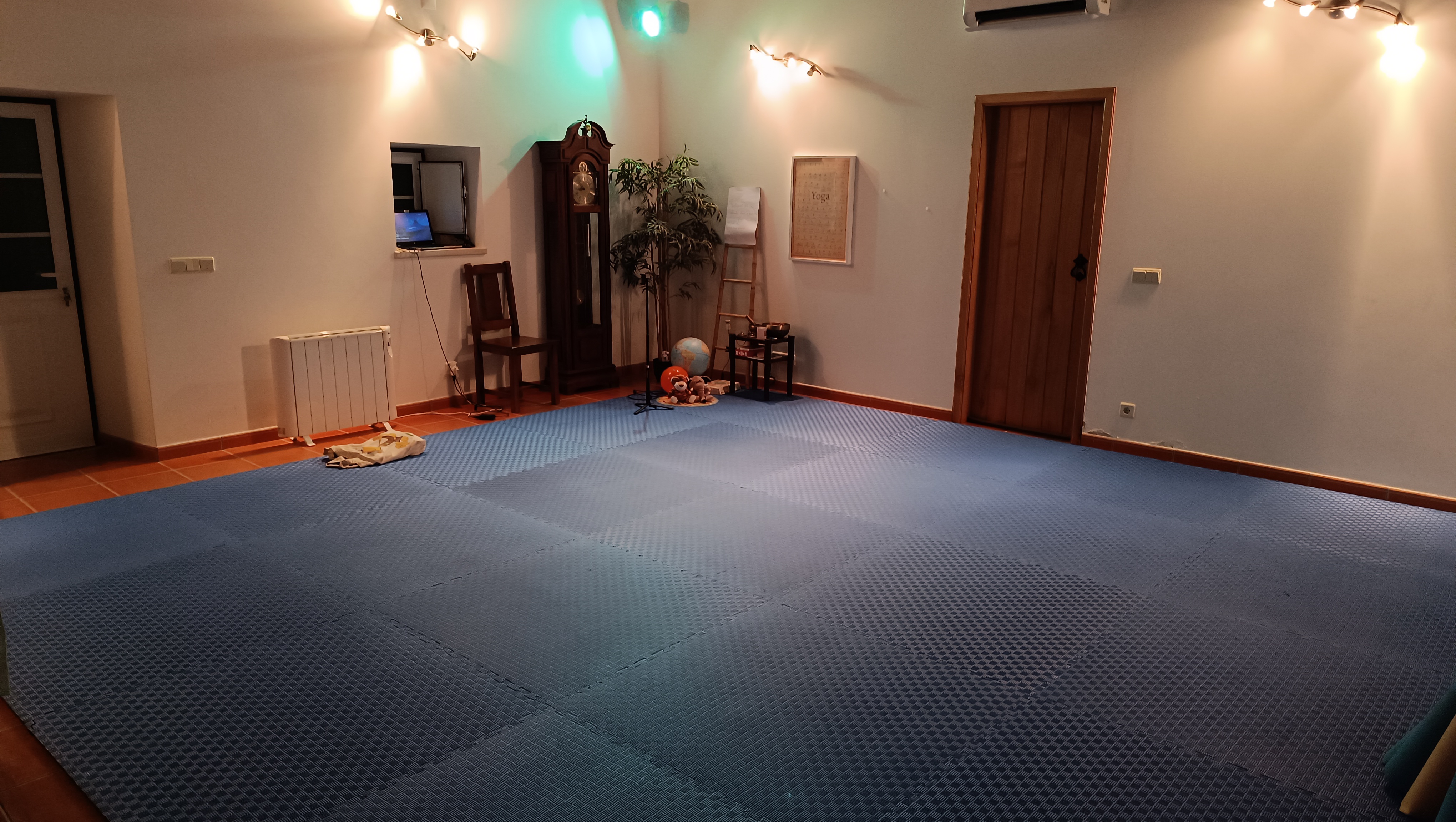 Espaço com chão acolchoado para aulas de Yoga